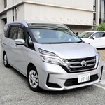 三谷晃平容疑者を乗せ、尼崎東署を出る警察車両＝２６日午前８時３４分、尼崎市潮江５