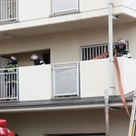 火災があった集合住宅＝２８日午後２時４９分、姫路市城東町
