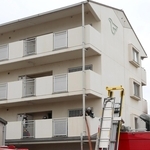 火災があった集合住宅＝２８日午後２時４９分、姫路市城東町