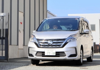 容疑者を乗せて尼崎東署を出る捜査車両＝１４日午前９時３４分、尼崎東署