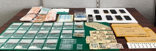 兵庫県警が覚醒剤取締法違反などの事件で押収した薬物やスマートフォンなどの証拠品＝県警提供