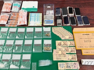 兵庫県警が覚醒剤取締法違反などの事件で押収した薬物やスマートフォンなどの証拠品＝県警提供