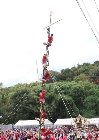 竹によじ登る人たち＝高砂市阿弥陀町生石