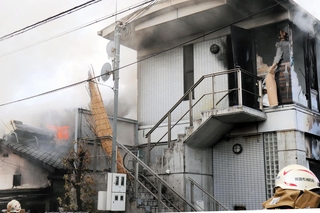火の手が上がる民家（左）＝２０日午前８時２４分、姫路市北条宮の町