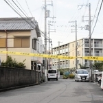 高齢男性が自宅で女に切りつけられ、死亡した現場の近く。規制線が張られ、立ち入りが制限されていた＝12日午後、尼崎市若王寺１