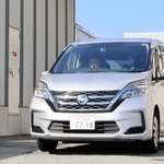 容疑者を乗せて尼崎東署を出る捜査車両＝１４日午前９時３４分、尼崎東署