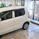 ガラスを突き破り、金融機関の店内まで突っ込んだ軽乗用車＝１５日午後、加古川市神野町西条