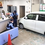 ガラスを突き破り、金融機関の店内まで突っ込んだ軽乗用車＝１５日午後、加古川市神野町西条