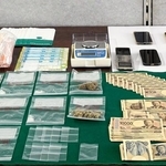 兵庫県警が覚醒剤取締法違反などの事件で押収した薬物やスマートフォンなどの証拠品＝県警提供