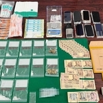 兵庫県警が覚醒剤取締法違反などの事件で押収した薬物やスマートフォンなどの証拠品＝県警提供