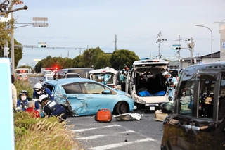 複数台の車が絡むとみられる事故現場＝４日午後４時55分、加古川市加古川町友沢