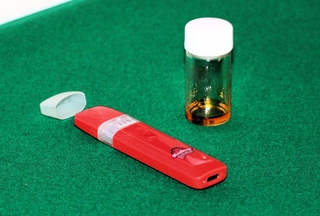 有害物質を含む液状物と吸引器＝神戸市中央区、神戸税関