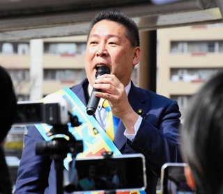 ユーチューバーらが構えたカメラの前で、千葉県知事選の演説をする立花孝志氏＝２０２５年３月、神戸市須磨区
