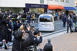 立花孝志容疑者を乗せて兵庫県警本部を出発する捜査車両＝１０日午前９時４２分、神戸市中央区下山手通５