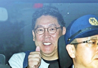 送検される立花孝志容疑者＝１０日午前９時５１分、神戸市中央区橘通１