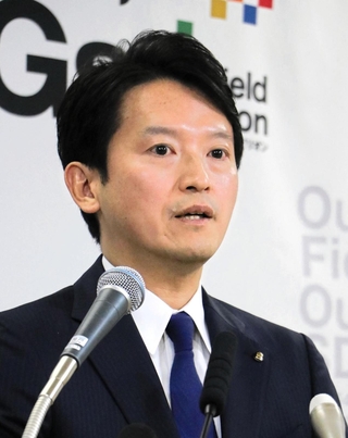 定例会見で話す斎藤元彦兵庫県知事＝１１日午前、県庁