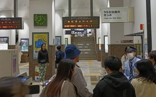 運転見合わせにより乗客らで混み合うJR神戸駅改札＝神戸市中央区