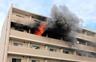 炎と黒煙が上がる建物＝１７日午後２時１５分、尼崎市善法寺町（住民提供）