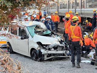 ＪＲ東加古川駅ー加古川駅間の踏切で快速電車と接触して大破した車＝加古川市平岡町新在家