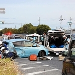 複数台の車が絡むとみられる事故現場＝４日午後４時55分、加古川市加古川町友沢