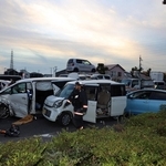 事故で大破したとみられる車＝１１月４日午後４時５５分、加古川市加古川町友沢