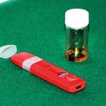 有害物質を含む液状物と吸引器＝神戸市中央区、神戸税関