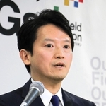 定例会見で話す斎藤元彦兵庫県知事＝１１日午前、県庁