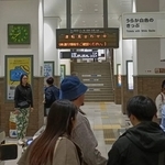 運転見合わせにより乗客らで混み合うJR神戸駅改札＝神戸市中央区