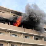 炎と黒煙が上がる建物＝１７日午後２時１５分、尼崎市善法寺町（住民提供）