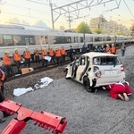 ＪＲ東加古川駅ー加古川駅間の踏切事故で快速電車に接触したとみられる車＝２０日午後４時１５分、加古川市平岡町新在家