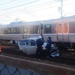 ＪＲ東加古川駅ー加古川駅間の踏切で快速電車と接触した車＝加古川市平岡町新在家（読者提供）