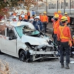 ＪＲ東加古川駅ー加古川駅間の踏切で快速電車と接触して大破した車＝加古川市平岡町新在家
