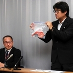 燃やされた掲示物について説明する姫路城管理事務所の職員＝２１日午後、姫路市役所