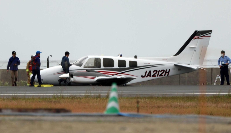 車輪を出し忘れ、神戸空港に胴体着陸 機長と訓練生を書類送検 「経路や