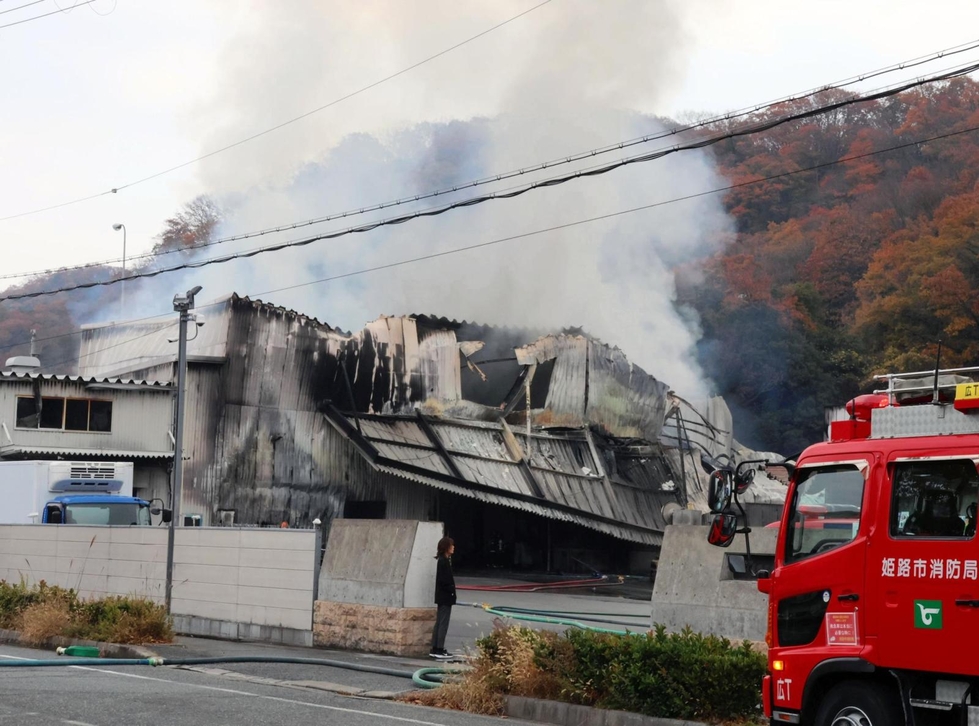 姫路の運送会社の倉庫で火災、2棟が全焼 通行人が119番、けが人はなし