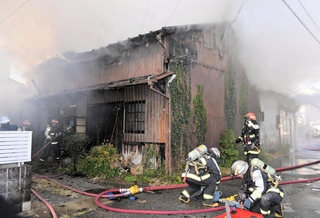 黒煙を上げて燃える民家＝４日午前９時５０分、姫路市船橋町２