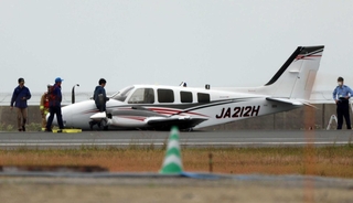 滑走路に胴体着陸した小型プロペラ機＝２０２４年５月、神戸市中央区、神戸空港