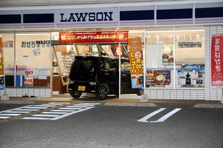 コンビニエンスストアの窓を突き破って突っ込んだ軽乗用車＝加古川市西神吉町岸（午後９時４０分撮影）