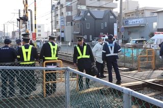 人身事故があった山陽電鉄網干線の踏切＝７日午前９時２３分、姫路市広畑区東新町１
