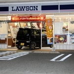 コンビニエンスストアの窓を突き破って突っ込んだ軽乗用車＝加古川市西神吉町岸（午後９時４０分撮影）