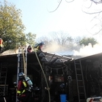 煙が上がる中、消火活動する消防署員＝三木市吉川町湯谷