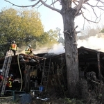 煙が上がる中、消火活動する消防署員＝三木市吉川町湯谷