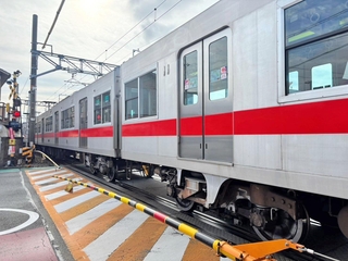 山陽電鉄荒井駅西側の踏切付近で緊急停車した電車＝２０日午前１０時半、高砂市荒井町扇町