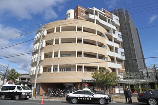 ３０代男性が刺されたとみられる現場マンション＝２０日午前、姫路市岩端町