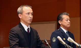 被疑者の逮捕について会見する兵庫県警の大上健二捜査１課長（左）ら＝２３日午後１０時３１分、姫路市市之郷、姫路署