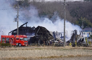 全焼した家具製作所の建物＝24日午後３時20分ごろ、兵庫県三田市東野上