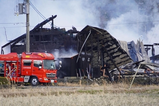全焼した家具製作所の建物＝24日午後３時20分ごろ、兵庫県三田市東野上