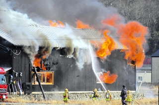 激しい炎が上がる家具製作所の建物＝兵庫県三田市東野上（読者提供）