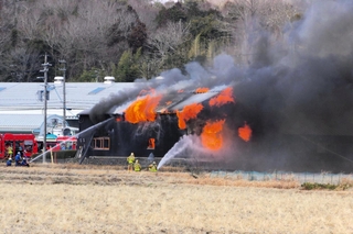 激しい炎が上がる家具製作所の建物＝兵庫県三田市東野上（読者提供）