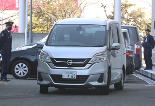 小出慶二容疑者を乗せて兵庫県警姫路署を出る警察車両＝２５日午前８時４５分、姫路市市之郷